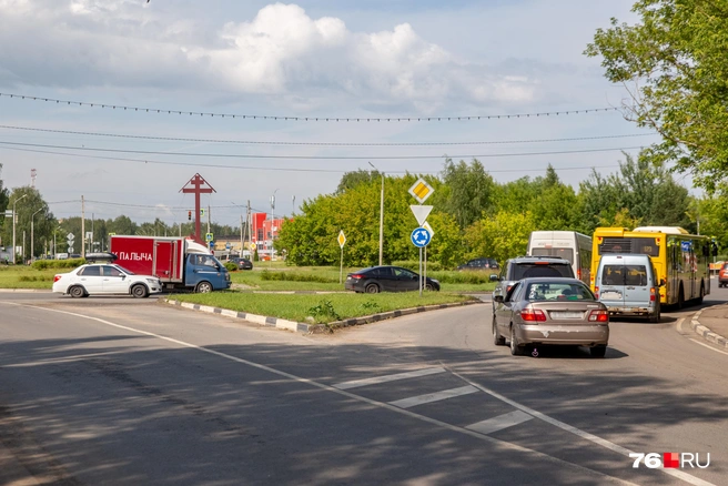 Заезд на кольцо с других дорог не вызывает проблем | Источник: Кирилл Поверинов / 76.RU