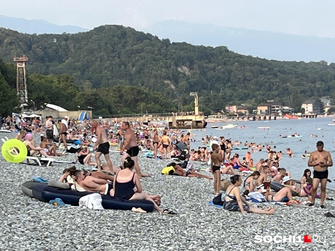 Людей очень много, но при этом пляж не перегружен | Источник: Анна Грицевич / SOCHI1.RU