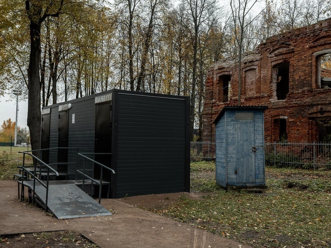 Современный общественный туалет расположен рядом со своим старым предшественником | Источник: Александр Куренной / 76.RU