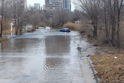 В Волгограде затопило дорогу между двумя районами
