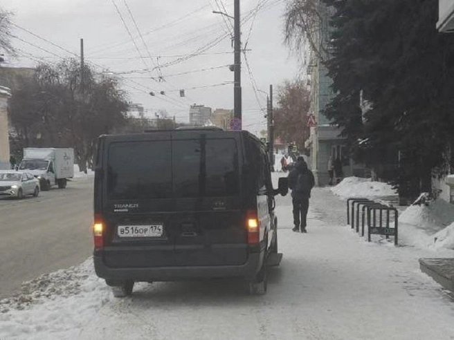 Автомобиль занял большую часть тротуара. | Источник: читатель 74.RU