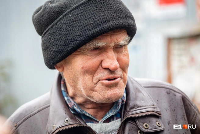Владимир Иванович уже встречал кабанов в поселке | Источник: Владислав Лоншаков / E1.RU