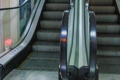 Бабушка пострадала на эскалаторе в торговом центре