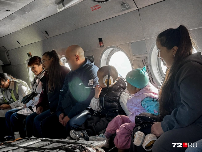 Так выглядит полет на вертолете до Лайтамака. Гул в салоне кажется обычным для пассажиров. Даже когда начинает звенеть в ушах, все спокойны | Источник: Анастасия Малышкина / 72.RU