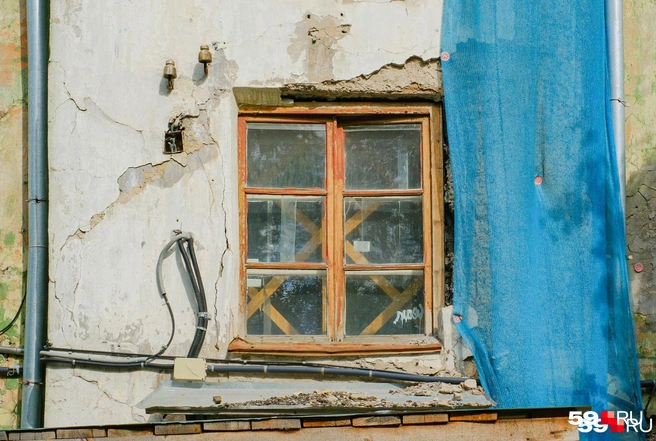 Подпорки в подъездах дома на Компросе, 94 есть давно, а осенью появились еще и у наружных стен — теперь деньги за них мэрия требует с жителей | Источник: Тимофей Калмаков