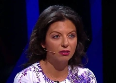 Симоньян: «Нет сил читать хамоватые диалоги о моих декольте и помаде. Я ношу то, что любил и любит мой муж!»