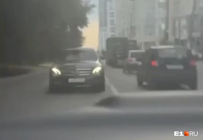 Mercedes бросился догонять такси | Источник: mnogonazi / Telegram