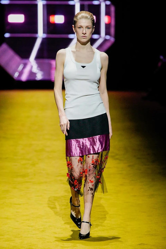 Сочетание базовых футболок и интересных юбок — главный тренд с показа Prada на Неделе моды в Милане