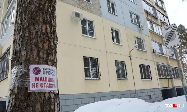 Это угол дома Медгородок, 10. Жильцы просили ограничить парковку в районе въезда во двор, но реальная зона запрета гораздо больше. Справа виден знак окончания запретной зоны на въезде во двор: в его внутренней части стоять можно без ограничений | Источник: Артем Краснов