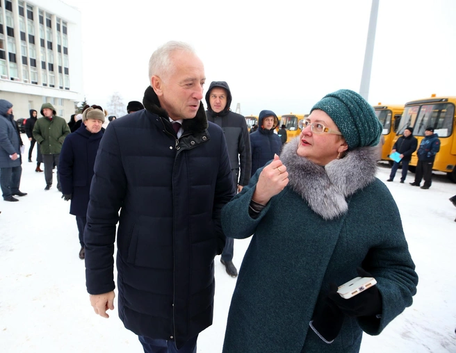 В декабре 2023 года глава региона Владимир Мазур (слева) вручил Зуевой (справа) ключи от двух новых автобусов | Источник: МБОУ «Кривошеинская СОШ» / Vk.com