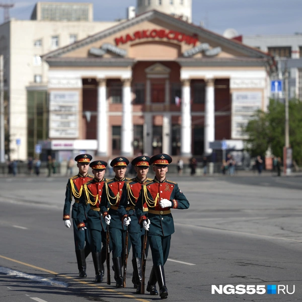 Парад на Соборной площади начался традиционно в 10:00 | Источник: Евгений Софийчук / NGS55.RU