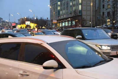 Многокилометровые пробки сковали Москву: водители стоят часами