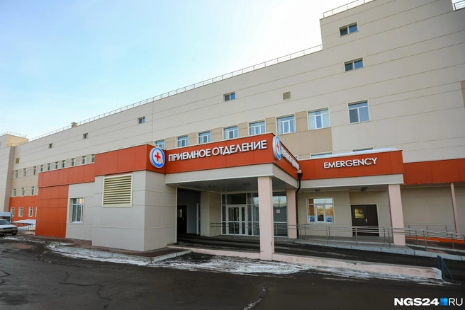 Скорая помощь привозит пациентов в приемное отделение БСМП | Источник: Артем Ленц / NGS24.RU