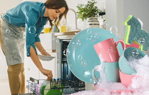 Их допускает каждая хозяйка: 5 серьезных ошибок в мытье посуды, которые вредят здоровью