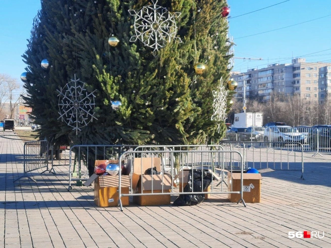 Еще не все шары повесили | Источник: Анастасия Баринова / 56.RU