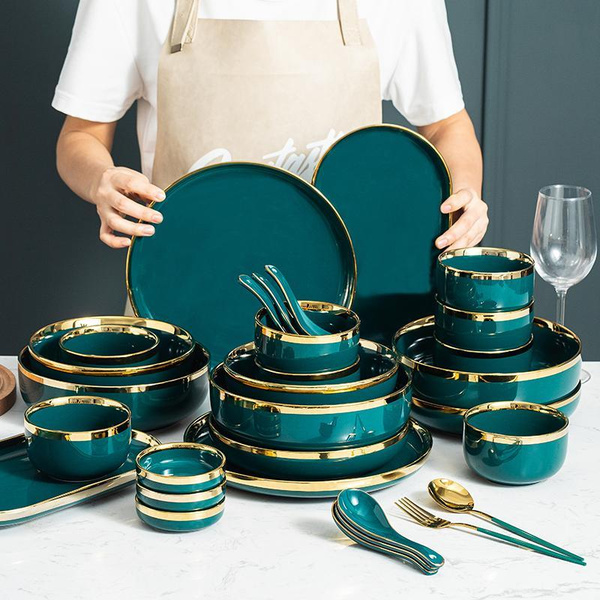 Темно-зеленая фарфоровая посуда