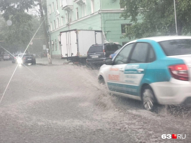 Дороги мгновенно превратились в реки  | Источник: Роман Данилкин / 63.RU 