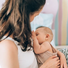 «Почему так быстро вернулись месячные после родов, если я кормлю грудью?»