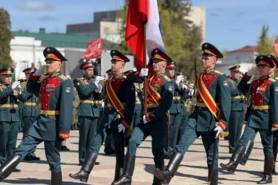 Военные и юнармейцы прошли на параде Победы в Костроме