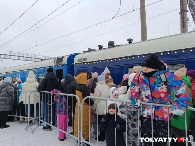 Очередь в вагон Снежной Королевы. В него запускали небольшими компаниями по 7-10 человек. Но шла она довольно быстро&nbsp;— шоу длится недолго | Источник: Юлия Дроглева