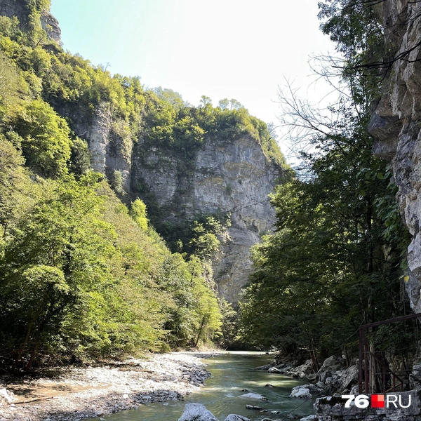 Маршрут лежит вдоль ущелья | Источник: Кирилл Поверинов / 76.RU