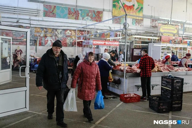 Покупателей на рынке прибавляется к выходным | Источник: Евгений Софийчук/ NGS55.RU