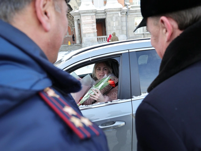 Цветы вручали как мэр, так и руководитель городской Госавтоинспекции. | Источник: Елена Ельцова / E1.RU