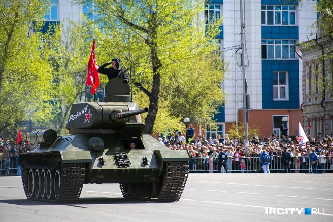 Танк Т-34 — один из символов мощи Красной армии. Во главе расчета депутат думы Иркутска Иван Гущин | Источник: Ксения Филимонова / «ИрСити»