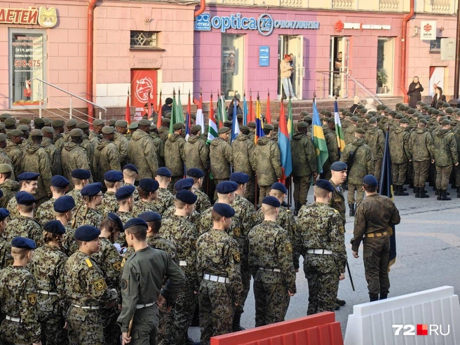 Волнительные минуты перед началом шествия для его участников тянулись мучительно долго | Источник: Юлия Мальцева / 72.RU 