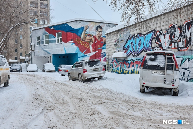 Во дворах на дорогах огромные колеи | Источник: Александр Ощепков / NGS.RU