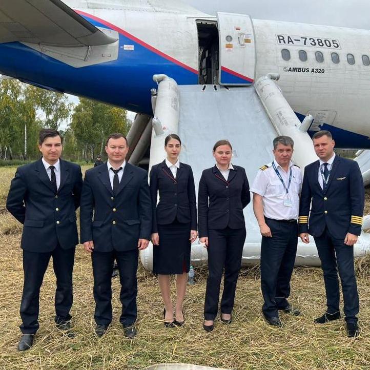 Самолет в поле убинское. Пилот посадивший самолет на кукурузное поле. Авиакатастрофа на кукурузном поле. Пилот посадивший самолет на кукурузное поле. Уральские авиалинии кукурузное поле.