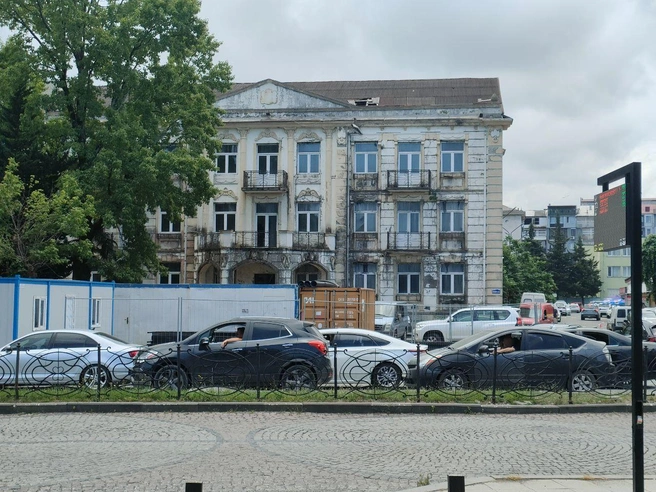 Жилой фонд в Батуми в ужасном состоянии, чего не скажешь про шикарные отели | Источник: Дмитрий Капустин / MSK1.RU