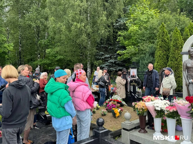 Толпы поклонников Жанны Фриске собрались на Николо-Архенгельском кладбище в Подмосковье | Источник: корреспондент MSK1.RU