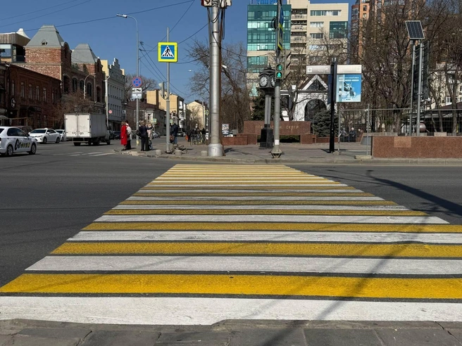 Свежая разметка наземного перехода через Большую Садовую. | Источник: Евгений Вдовин / 161.RU