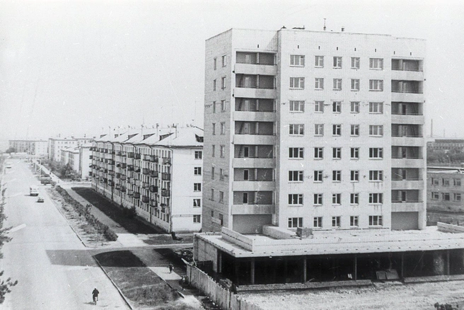 Улица Победы и будущий магазин «Изумруд» | Источник: фотофонды Центрального госархива области и Самарского областного госархива социально-политической истории