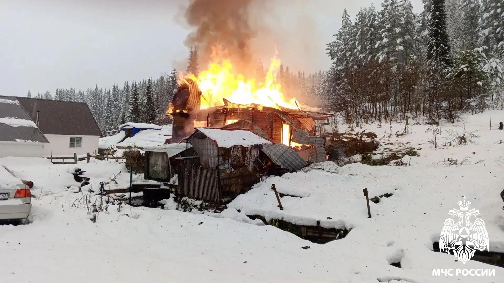 Двое малолетних детей погибли в частном доме при пожаре в Кузбассе. Родителей не было дома