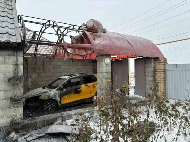 Гараж и автомобили пострадали от возгорания уличной гирлянды | Источник: МЧС Челябинской области