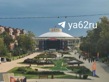 У Цирка уже поставили сцен | Источник: Кристина Мельникова / YA62.RU 