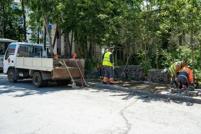 Благоустройство пешеходных зон проводят в Южно-Сахалинске
