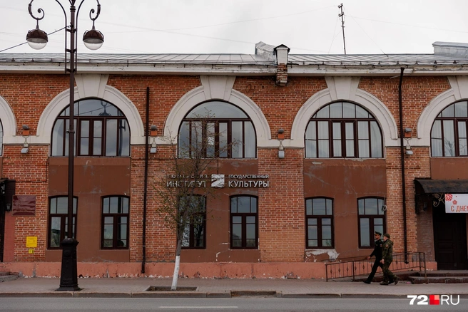 Корпус на Республики, 2 — одно из старейших зданий в центре Тюмени. Ему почти 190 лет | Источник: Ирина Шарова / 72.RU