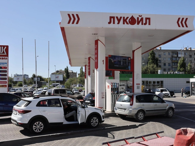 Автомобилисты ждут бензин у АЗС на улице Пархоменко с раннего утра | Источник: Алексей Волхонский / V1.RU