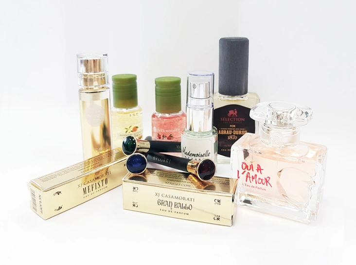 На фото ароматы в миниатюрах и тревел-сайзах: Autour de Minuit, ID Parfums; Mefisto, XJ Casamorati; Mandarine-Citron-Cedre, Yves Rocher; Fraise Mara Des Bois, Yves Rocher; Gran Ballo, XJ Casamorati; Nylaia, Bvlgari; Veridia, Bvlgari; Rubinia, Bvlgari; Mademoiselle, Azzaro; Cuvee Abrau, Selection Excellence; Oui A L’Amour, Yves Rocher.