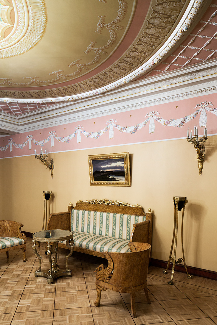 Золотая гостиная. Мебель выполнена из карельской березы с резными украшениями.