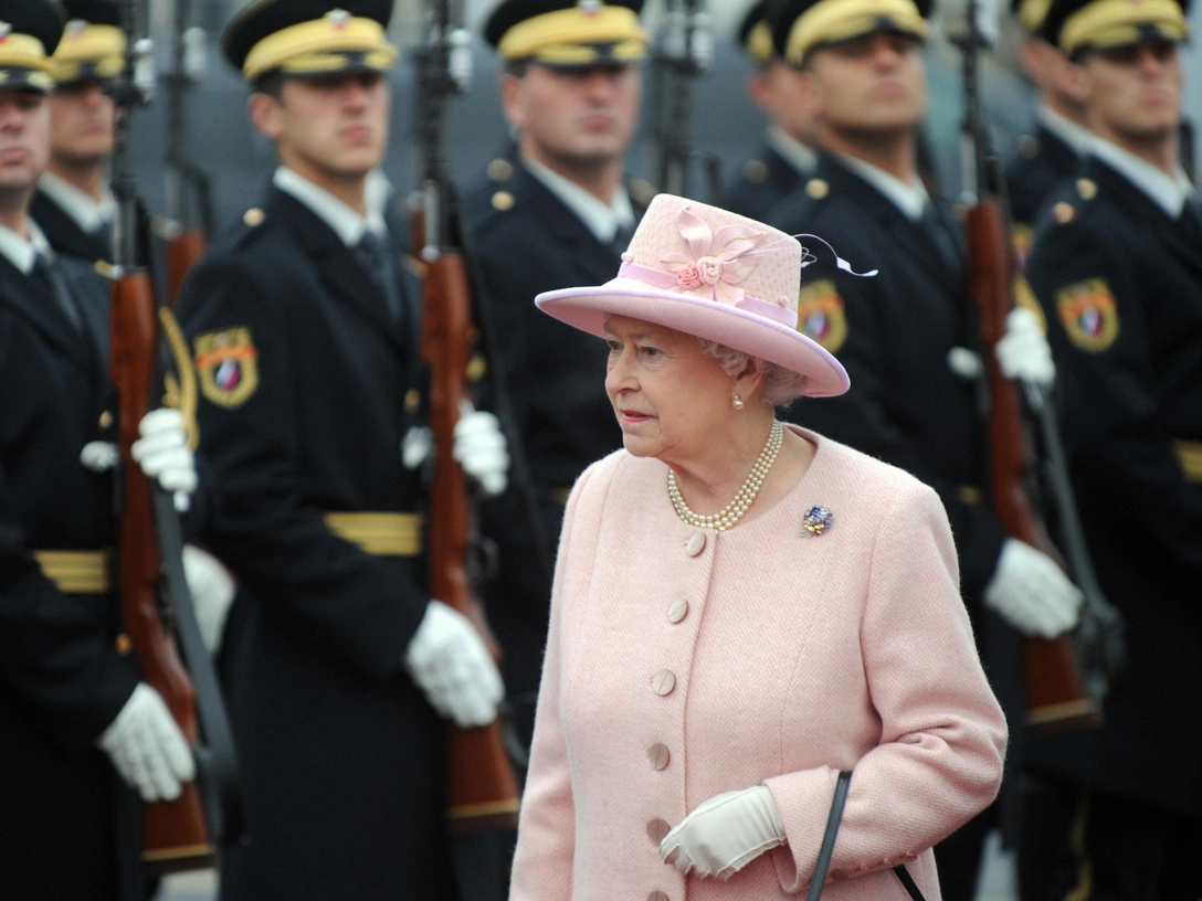 Елизавета II осматривает почетный караул во время прощальной церемонии в аэропорту Любляны по окончании визита в Словению, 23 октября 2008 | marieclaire.ru