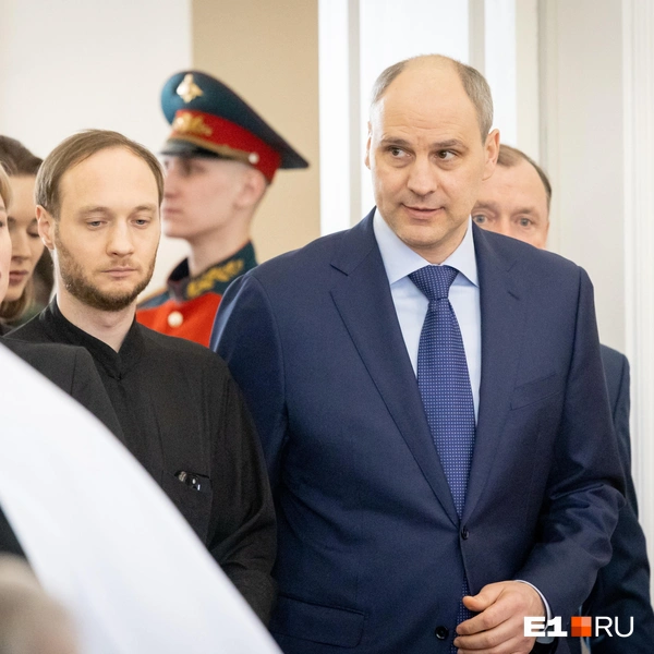 Губернатор Денис Паслер приехал, чтобы вручить мэру удостоверение главы Екатеринбурга под номером десять | Источник: Владислав Лоншаков / E1.RU