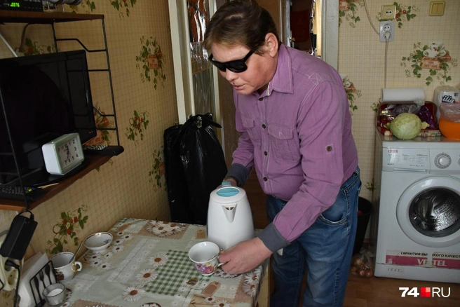 Тихон пьет чай с сахаром | Источник: Артем Краснов