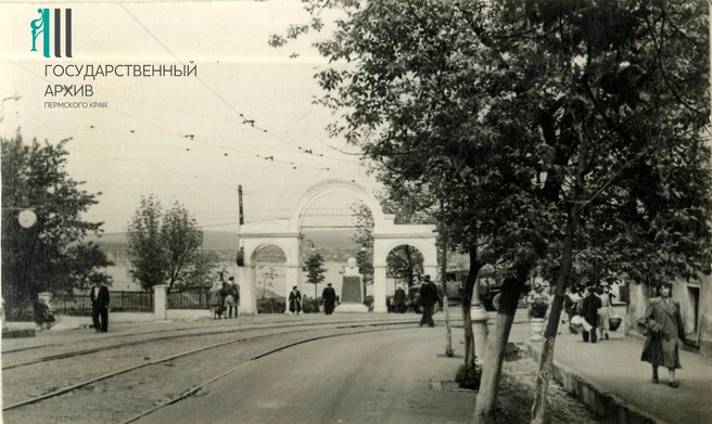 Раньше вход в сквер был оформлен в виде арки. Фото 1960-х годов | Источник: Госархив Пермского края