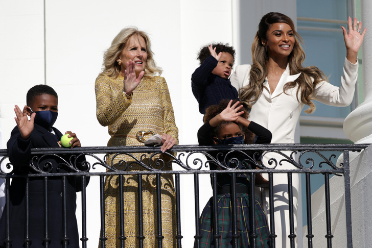 Первая леди в Белом доме: Джилл Байден в золотистом платье St. John продолжает настаивать, что услуги стилиста ей не нужны
