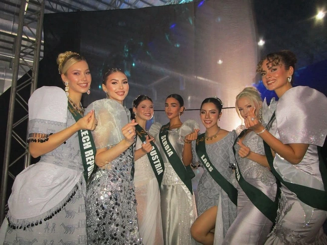 Елизавета с конкурсантками из других стран | Источник: mogerelizabet / Instagram.com (соцсеть запрещена на территории РФ)