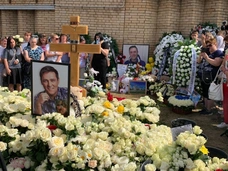 На Троекуровском кладбище проходят поминки по Юрию Шатунову. Репортаж